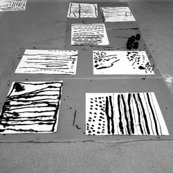recherches de grands motifs en noir et blanc à même le sol